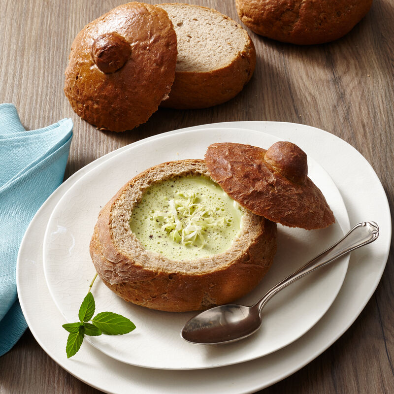 Velout vert de petits pois-salade dans des bols de pain