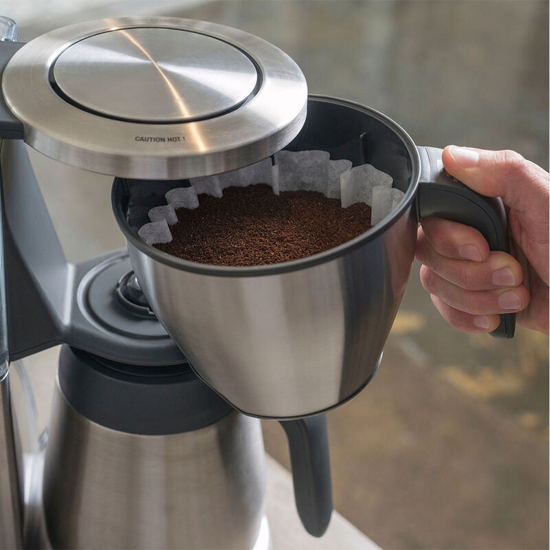 La machine à café filtre prépare le café de manière professionnelle et précise Photo 3