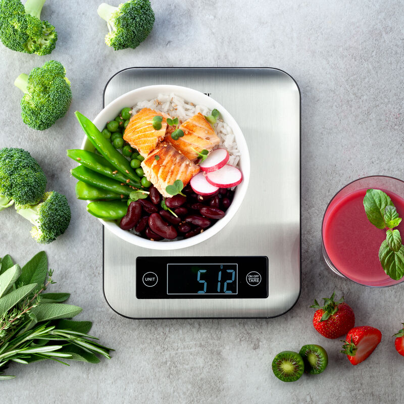 Santé et poids de forme grâce à une alimentation équilibrée : balance de cuisine avec application d'analyse nutritionnelle Photo 3