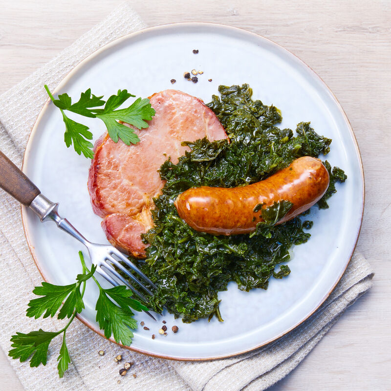 Chou vert à la saucisse - plat cuisiné classique de la cuisine allemande, à réchauffer en quelques minutes, simple et rapide Photo 2