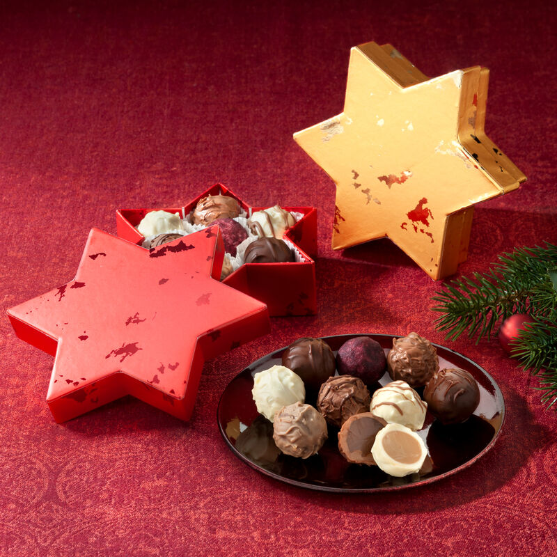 Mélange exquis de chocolats faits à la main présentés dans une jolie étoile de Noël Photo 2