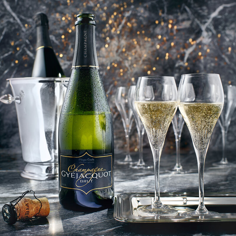 Champagne élégant, finement pétillant à bulles fines Photo 2