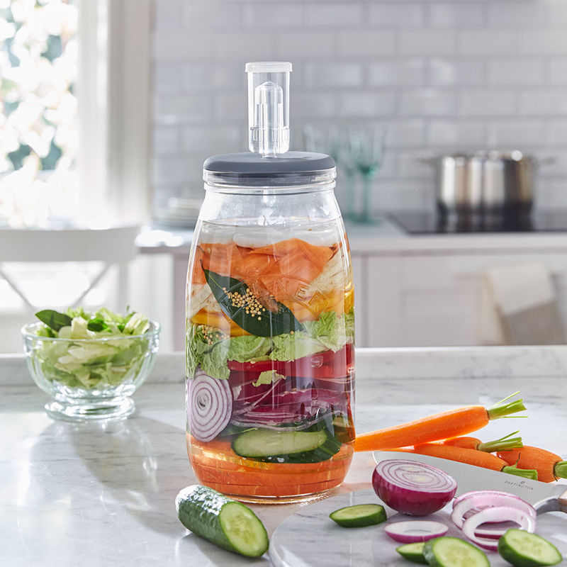 Faites fermenter des petites quantités de légumes, joliment présentés dans un bocal en verre Photo 2