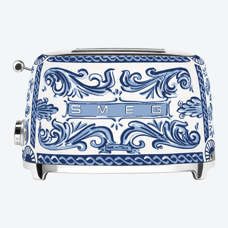 Bouilloire SMEG : la toute dernière technologie dans un design Dolce & Gabbana extravagant « Blu Mediterraneo »