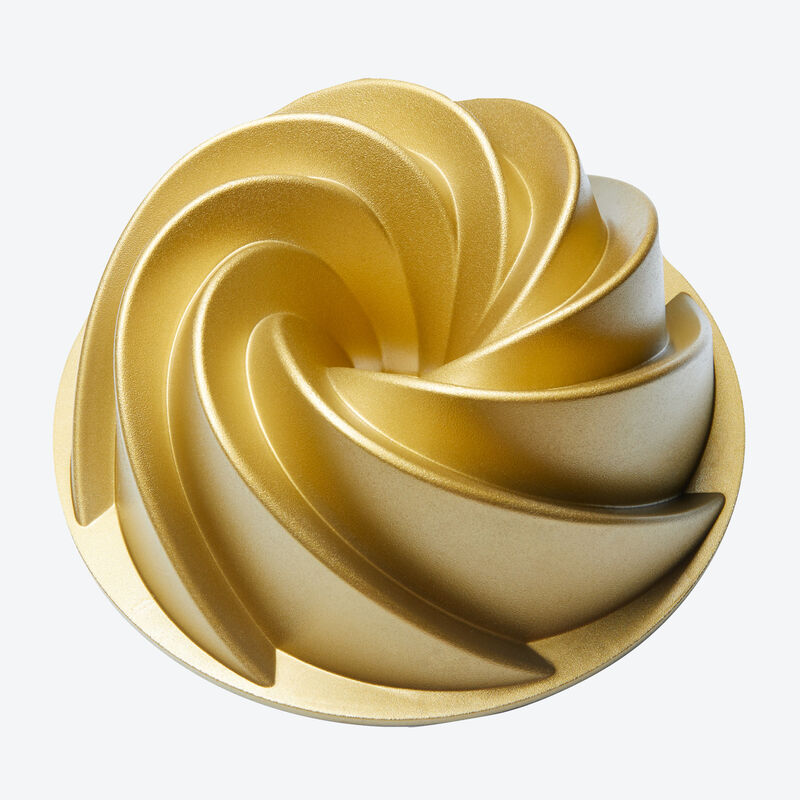 Gâteau en forme de fleur en spirale, aux fins motifs, dans un moule en fonte super-conducteur et antiadhésif