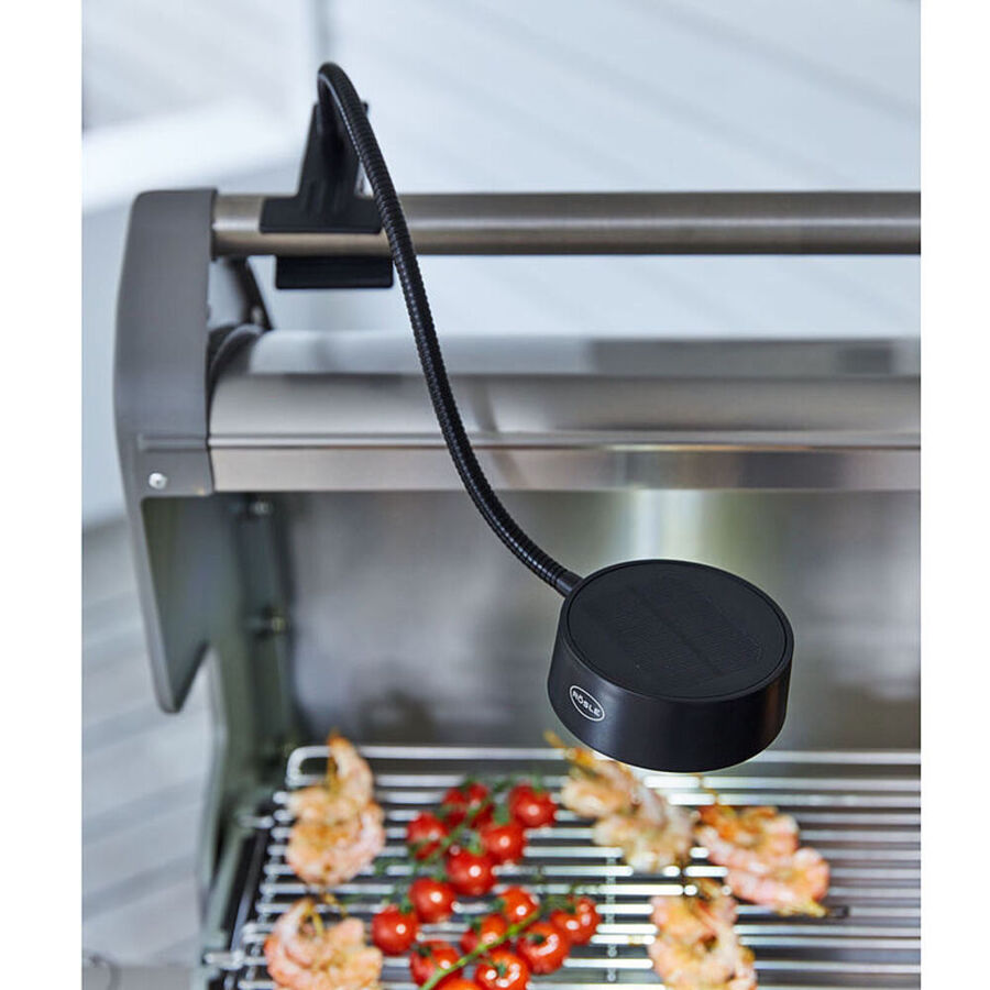 Lampe solaire à pince apporte sa lumière sur le gril et ...