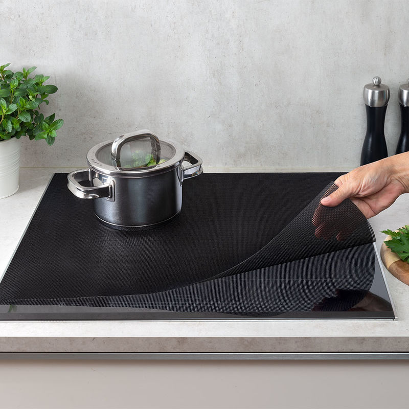Le tapis à revêtement antiadhésif protège votre table de cuisson à induction pendant la cuisson