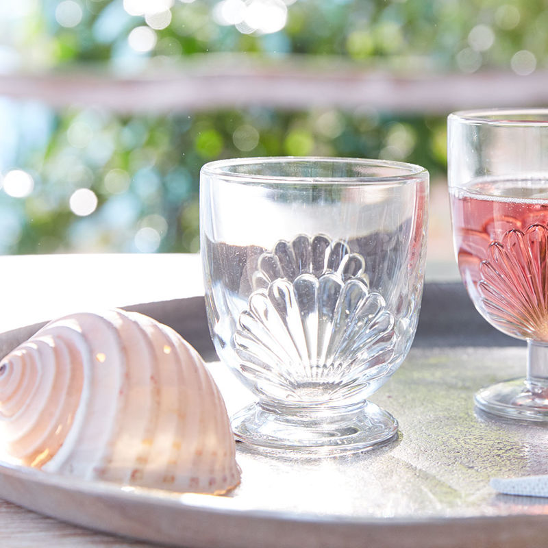 Les verres à eau au décor de coquilles évoquent l'été sur votre table