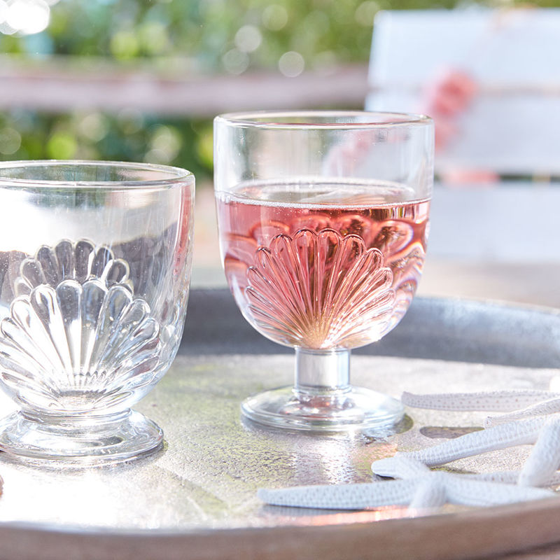 Les verres à vin au décor de coquilles évoquent l'été sur votre table