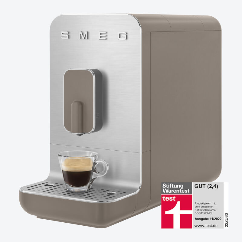 Machine à café automatique SMEG : l'art du café dans un design minimaliste