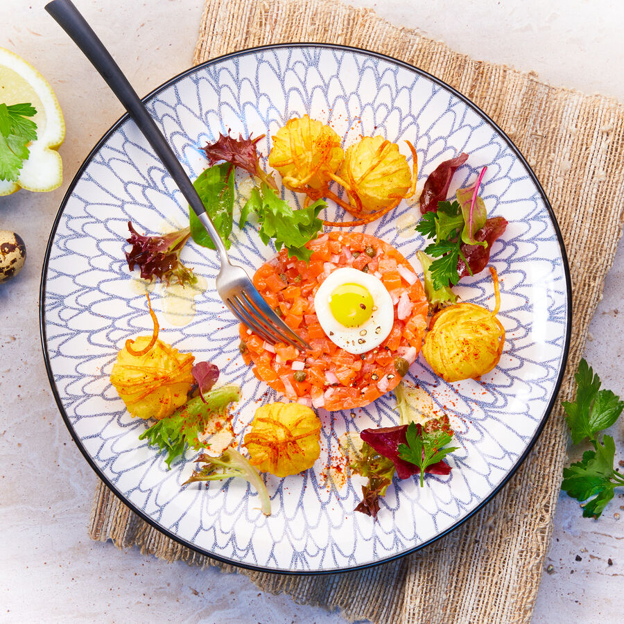 Petites boules de spaghettis de pommes de terre avec tartare de saumon et oeufs de caille