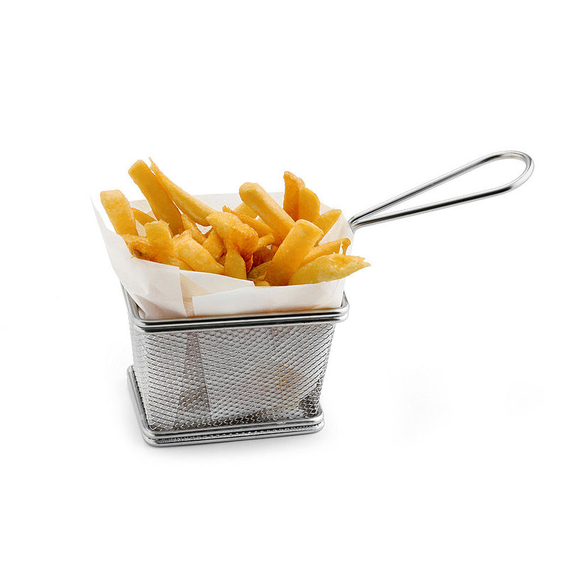 Présentation tendance : frites et finger food servis dans le style « street food »