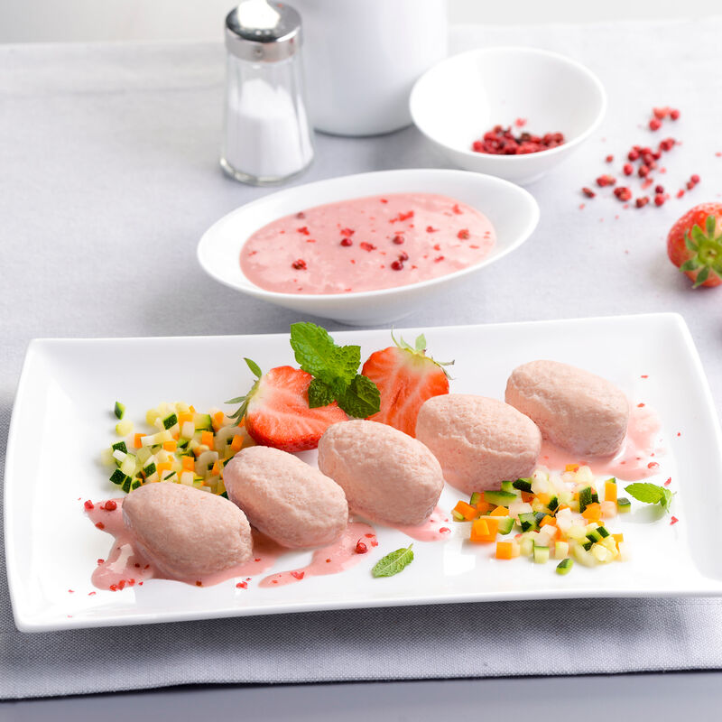 Quenelles de saumon avec des fraises et une brunoise de légumes Recette ...