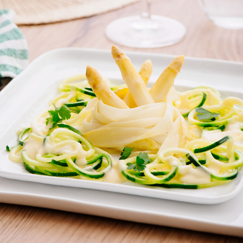 Salade chaude d'asperges et de spaghettis de courgettes avec un beurre citronn