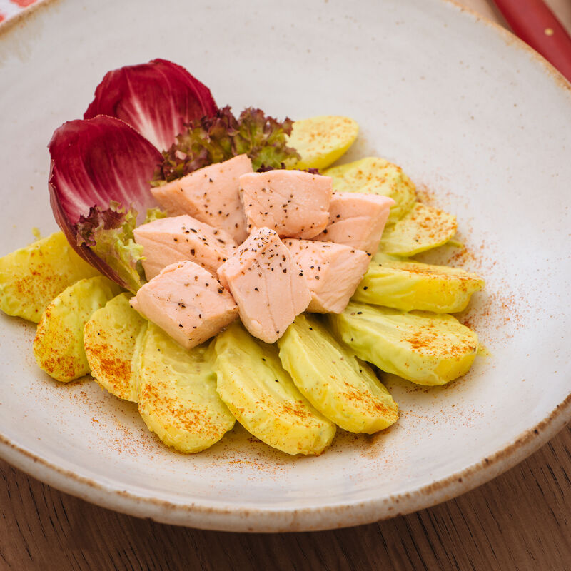 Salade de pommes de terre - avocat au curry avec cubes de saumon poch
