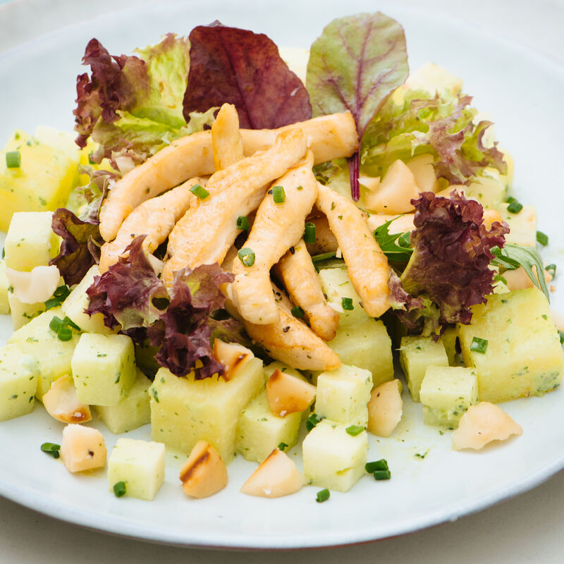 Salade de pommes de terre et cleri avec mayonnaise verte  la moutarde et blancs de volaille