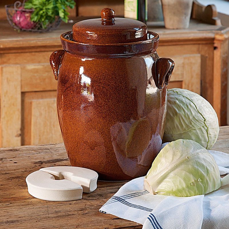 Un délice allemand : la choucroute maison dans un pot en grès émaillé