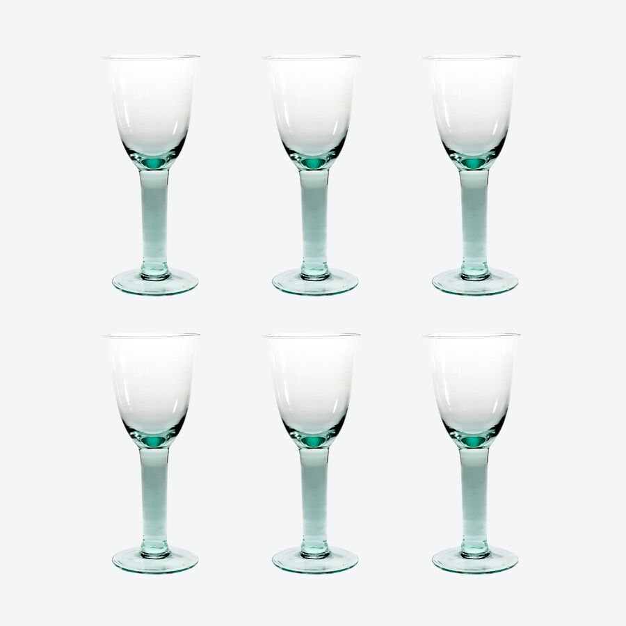 Verres  vin rouge  l'ancienne, en verre recycl aux reflets vert tendre, verres  boire