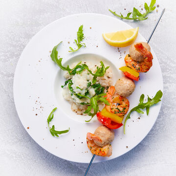Image du produit pour '  Brochettes de crevettes-quenelles de poularde sur risotto  la roquette'