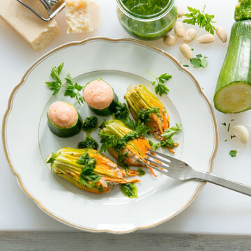 Image du produit pour ' Courgettes  la mousse de saumon, fleurs de courgettes farcies et pesto de persil et amandes'