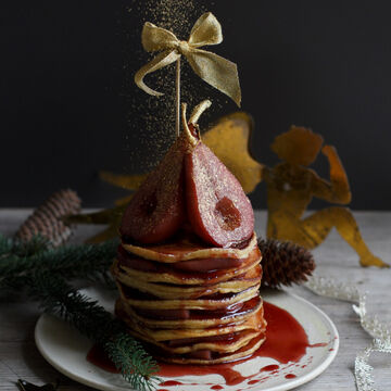 Image du produit pour ' Gteaux de pancakes  la cannelle avec poires au vin rouge et glace  la vanille'