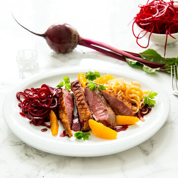 Image du produit pour ' Magrets de canard aux pommes glaces et sauce orange-betterave rouge'