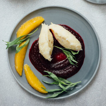Image du produit pour '  Quenelles de skrei sur une pure de betteraves rouges et d'oranges'