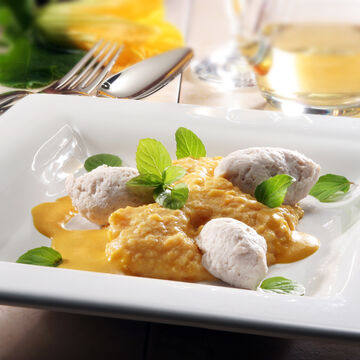 Image du produit pour ' Quenelles de volaille sur pure de potiron avec de la sauce de potiron au curry'