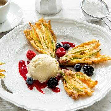 Image du produit pour 'Beignets de fleurs de courgettes avec fruits des bois et glace au mascarpone'