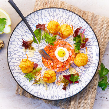 Image du produit pour 'Boules de spaghettis de pommes de terre avec tartare de saumon et oeuf de caille'