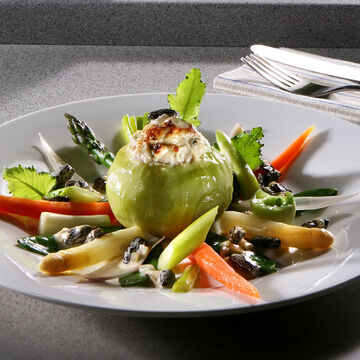 Image du produit pour 'Chou-rave farci  la volaille, avec petits lgumes et sauce  la crme et aux morilles'