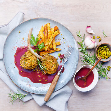 Image du produit pour 'Ctelettes d'agneau en crote de pistaches avec sauce au porto et frites au romarin au four'