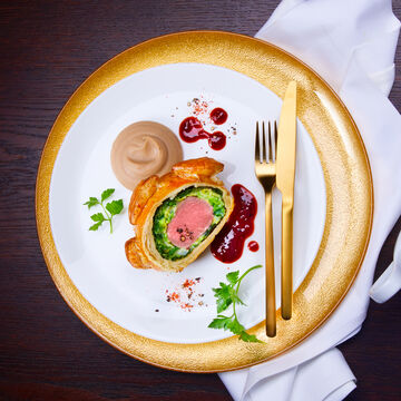 Image du produit pour 'Feuillet selle d'agneau-chou fris avec pure de chtaignes et sauce aux groseilles'