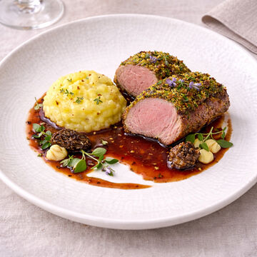 Image du produit pour 'Filet d'agneau en cro�te d'herbes, �cras� de pommes de terre au safran et sauce au vin rouge'