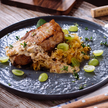Image du produit pour 'Filet de longe de porc ibrique sous vide sur une choucroute au riesling et sauce moutarde'