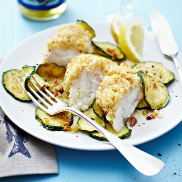 Image du produit pour 'Lotte en crote de sel et pignons de pin avec courgettes frites'