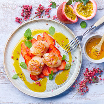 Image du produit pour 'Noix de Saint-Jacques sur carpaccio de fraises avec vinaigrette  la pulpe de fruit de la passion'