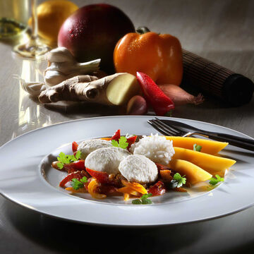 Image du produit pour 'Quenelles de poisson avec curry de mangue-poivron et riz parfum'