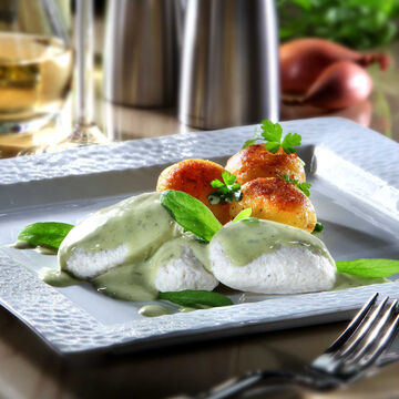 Image du produit pour 'Quenelles de poisson dans une sauce verte  la moutarde  l´estragon garnies de pommes de terre rissoles'