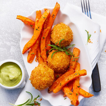 Image du produit pour 'Quenelles de poularde en panure panko, frites de patates douces et mayonnaise avocat-curry'