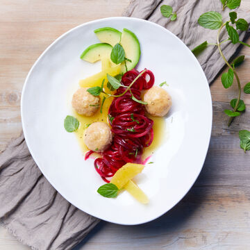 Image du produit pour 'Quenelles de poularde low carb, sauce  l'orange et nouilles de betteraves rouges'