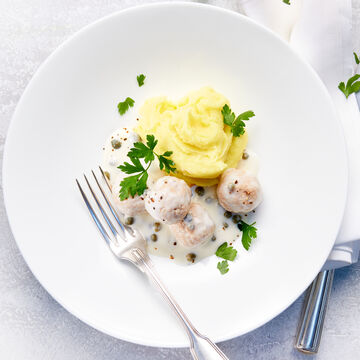 Image du produit pour 'Quenelles de poularde, sauce aux cpres accompagnes de pure de pommes de terre'