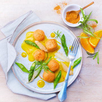 Image du produit pour 'Quenelles de saumon avec des asperges, dans une sauce  l'orange et au safran'