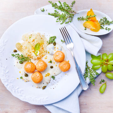 Image du produit pour 'Quenelles de saumon dans une sauce aux cpres et citrons sals avec un chou au champagne'
