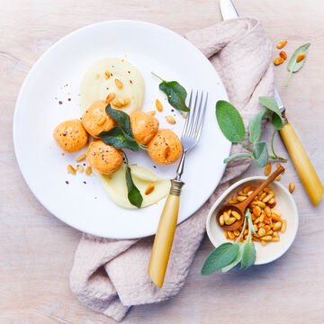 Image du produit pour 'Quenelles de saumon sur pure de cleri avec sauge frite et pignons de pin'