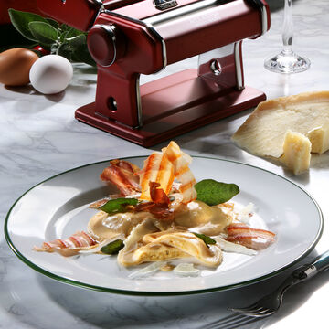 Image du produit pour 'Raviolis de potiron  la sauce potiron-amaretto garnis de jambon de Parme croustillant, de feuilles de sauge et de parmesan'