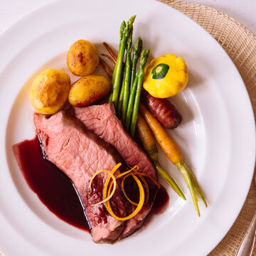 Image du produit pour 'Roastbeef sous vide, sauce Cumberland, pommes de terre rissoles et jeunes lgumes'