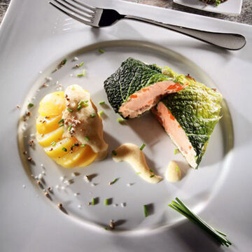 Image du produit pour 'Rouleaux de saumon au chou fris accompagn de pommes de terre  la ciboulette et de sauce blanche au citron'