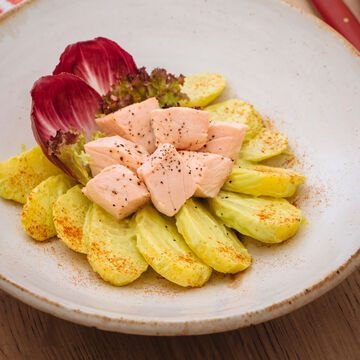 Image du produit pour 'Salade de pommes de terre - avocat au curry avec cubes de saumon poch'
