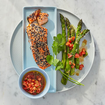 Image du produit pour 'Saumon en crote de ssame, asperges vertes & salsa de tomates'